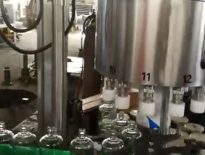 12頭高**全自動(dòng)灌裝機(jī)，塑料蓋自動(dòng)提升理蓋掛蓋機(jī)